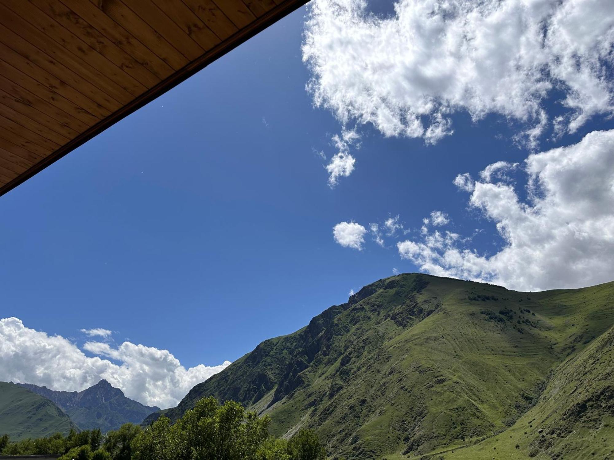 Hotel Mountime Kazbegi Екстер'єр фото