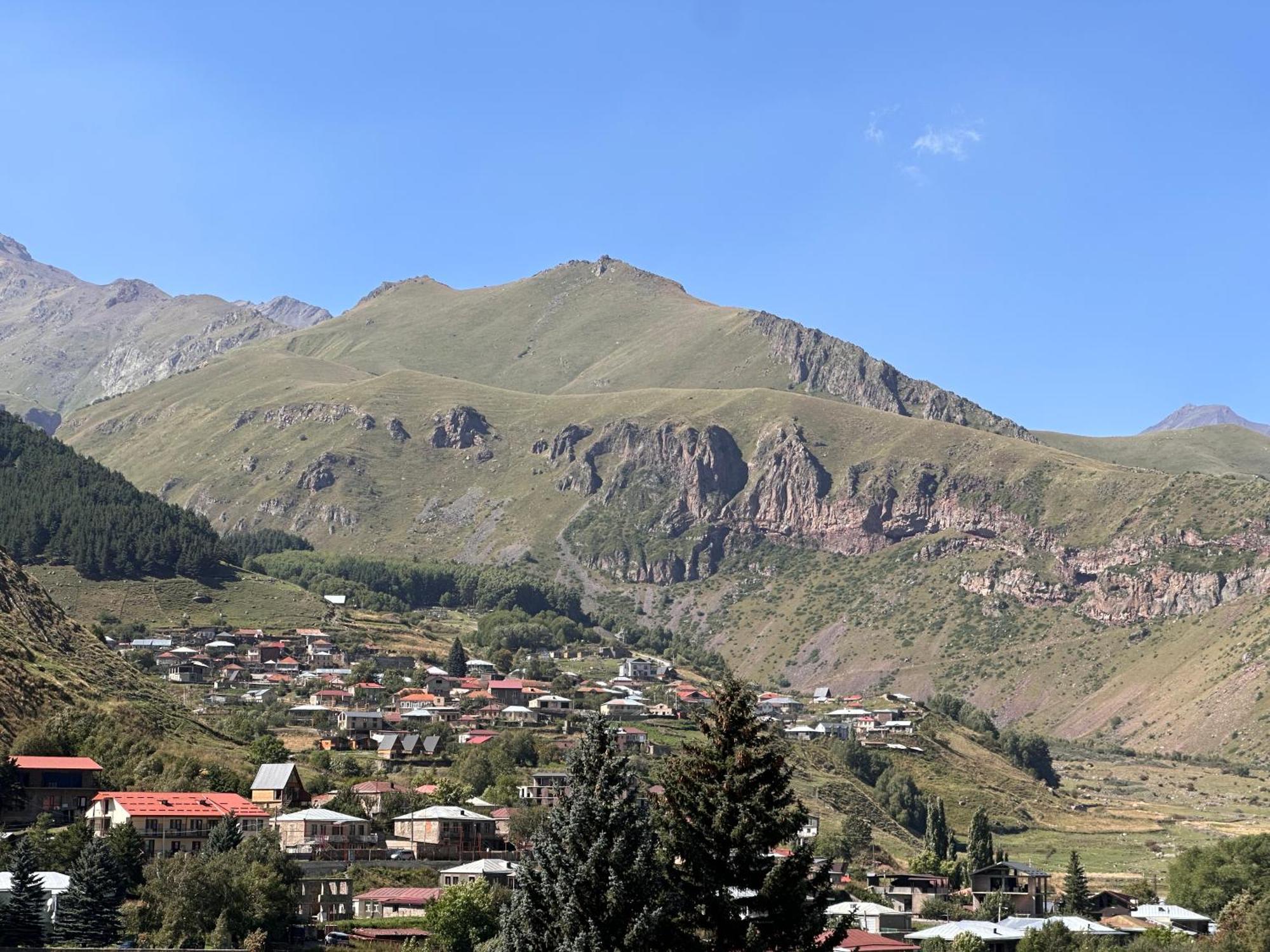 Hotel Mountime Kazbegi Екстер'єр фото